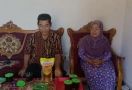 Janda dan Duda di Ponorogo Menikah dengan Maskawin Barang Langka, Gemetaran - JPNN.com