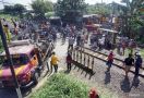 Bus Harapan Jaya Ditabrak Kereta Api, Ban Belakang Terkunci jadi Kendala Evakuasi - JPNN.com