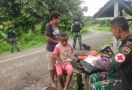 Tim Kesehatan Satgas Yonif 126/KC Obati Anak di Perbatasan Papua - JPNN.com