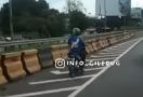 Pemotor Beratribut Ojol Ini Berani Banget, Mau ke Mana? - JPNN.com