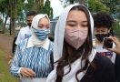 Angelina Sondakh di Pusara Adjie Massaid: Maafin Aku - JPNN.com