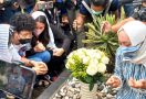 Tangis Angelina Sondakh Pecah di Pusara Adjie Massaid: Keanu Semangat Ya... - JPNN.com