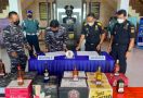 TNI AL Serahkan Barang Bukti Penyelundupan Ribuan Botol Miras ke Dirjen Bea dan Cukai - JPNN.com