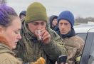 Tentara Rusia Menyerah, Mengharukan, Dapat Teh, Telepon Ibunya - JPNN.com