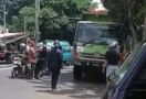 Sopir Truk Ditendang, Diinjak, Dipukuli Pria Berbadan Besar - JPNN.com