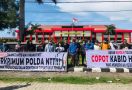 Aliansi Peduli Kemanusiaan Kota Kupang Kembali Gelar Aksi di Mapolda NTT - JPNN.com