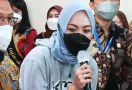 Angelina Sondakh Tampil Kasual Jalani Wajib Lapor Perdana, Pakai Jin dan Sepatu Kets - JPNN.com
