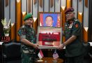 Terima Kunjungan Panglima TD Malaysia, Dudung tak Pakai Seragam Baru TNI AD - JPNN.com