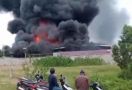 Gudang Limbah di Bekasi Terbakar, Damkar Kesulitan Padamkan Api - JPNN.com