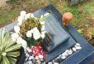 11 Tahun Berpulang, Makam Adjie Massaid Masih Dikunjungi Penggemar - JPNN.com