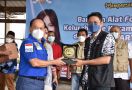 Syarief Hasan Berikan Bantuan Alat Fogging ke Warga Bogor - JPNN.com