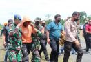 Tim Ops Damai Cartenz Evakuasi Delapan Jasad Korban Penembakan KKB di Papua - JPNN.com