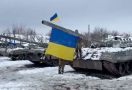 Usir Pasukan Putin, 2 Pria Ukraina Kencing di Tank Rusia - JPNN.com