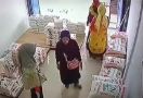 Video Viral Tiga Mak-Mak Curi Beras Terekam CCTV, Dimasukkan ke Dalam Gamis, Alamak - JPNN.com