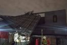 Atap Rumah Roboh dan Pohon Tumbang Akibat Angin Kencang di Jakarta Timur - JPNN.com