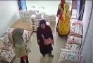 Astagfirullah, Aksi Mak-Mak Pencuri Ini Terekam CCTV, Beras 20 Kg Dimasukkan ke Gamis - JPNN.com