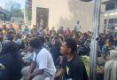Demo Tolak Pemekaran Papua Rusuh, Ratusan Mahasiswa Ditangkap, Ada Cewek Pingsan - JPNN.com
