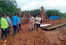 Tembok Penahan Tanah Ambruk, Ketua DPRD Pandeglang Bereaksi, Tegas - JPNN.com