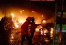 Kebakaran Melanda 2 Bengkel di Bekasi, 4 Mobil dan 1 Motor Terbakar - JPNN.com