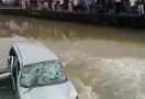 Minibus Diamuk Massa Lalu Dibuang ke Sungai, Sopir Kabur Bawa Pedang, Begini Ceritanya - JPNN.com