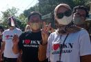 Lihat Itu Warga Sepaku Menyambut Presiden Jokowi, Fokus ke Kaus Mereka, Pak Kades Bilang... - JPNN.com