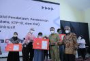 Begini Ekspresi Penyandang Disabilitas Setelah Menerima KTP-El dan KIA - JPNN.com