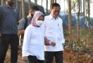 Lihat Tuh Kemesraan Jokowi dengan Iriana, Pegangan Tangan Turuni Anak Tangga di IKN - JPNN.com