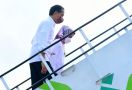 Presiden Jokowi Kembali ke Jakarta, Lihat tuh Posisi Tangan Kirinya - JPNN.com