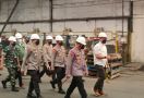 Tinjau Pabrik Minyak Goreng di Bekasi, Kapolri: Tidak Perlu Panik - JPNN.com