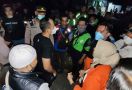 Ratusan Pengemudi Ojol Serbu Kawasan Sukarami, Mencekam! Polisi Bergerak - JPNN.com