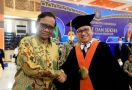 Anwar Sanusi Dikukuhkan sebagai Guru Besar, Mahfud MD Datang Memeluk: Saya Bangga - JPNN.com