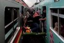 Viral Video Evakuasi Penumpang KRL Menggunakan Kursi Kereta, KAI Buka Suara - JPNN.com