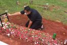 Kesedihan Vicky Prasetyo Saat Berziarah ke Makam Ibunda Kalina Ocktaranny - JPNN.com