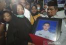 Reaksi Keluarga Mengetahui Lettu Iqbal Tewas, Tangisan Langsung Pecah, Ibunda Pingsan - JPNN.com
