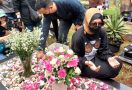 Jelang Ramadan, Angelina Sondakh Berziarah ke Makam Adjie Massaid, Bawa.. - JPNN.com