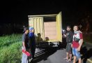 Malam-Malam Polisi Hentikan Truk Kuning, Sopir Langsung Panik, Isi Muatannya Ternyata - JPNN.com