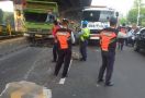 Truk Tabrak Separator Busway, WH Jadi Korban, Kondisinya Mengkhawatirkan - JPNN.com
