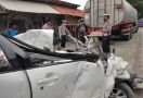 Toyota Avanza Hantam Truk Tangki, 6 Orang Tewas, Kondisi Mobil Remuk - JPNN.com