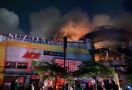 Sudah 10 Jam Api Membakar Suzuya Mall, Petugas Damkar Kewalahan - JPNN.com