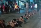 Viral, 10 Remaja Ditangkap Warga dan Merayap di Jalanan, Oh Ternyata - JPNN.com