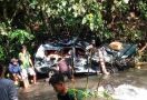 Mazda Masuk Jurang Sedalam 40 Meter, Sopir Tewas, Lihat Kondisi Mobilnya - JPNN.com