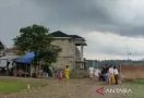 Puting Beliung Mengamuk, Warga Berhamburan Keluar Rumah - JPNN.com