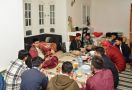 Lihat Tuh Kebersamaan Gus Dubes dengan Mahasiswa Tunisia Jelang Berbuka, Makanan Nusantara Jadi Takjil - JPNN.com