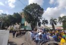 Massa Mahasiswa Bergerak, Polisi Blokade Jalan - JPNN.com