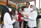 Jokowi Salurkan BLT Minyak Goreng, Risma Ikut Serahkan Bantuan Atensi - JPNN.com