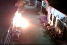 Pria Misterius Terekam CCTV Membakar Rumah Warga Bekasi, Siapa Dia? - JPNN.com