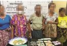 5 Wanita Lansia Ngumpul di Gazebo, Ya Ampun, Kelakukan Mereka Bikin Bergeleng - JPNN.com