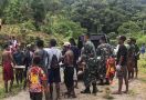 Prajurit TNI Bantu Pemakaman Jenazah Warga Perbatasan Papua - JPNN.com