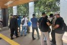 Polisi Berpakaian Preman Periksa Mahasiswa Ikut Demo ke DPR, Lihat - JPNN.com