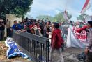 Demo Mahasiswa Mulai Rusuh, Pagar Roboh, Objek Vital Dijaga Ketat - JPNN.com